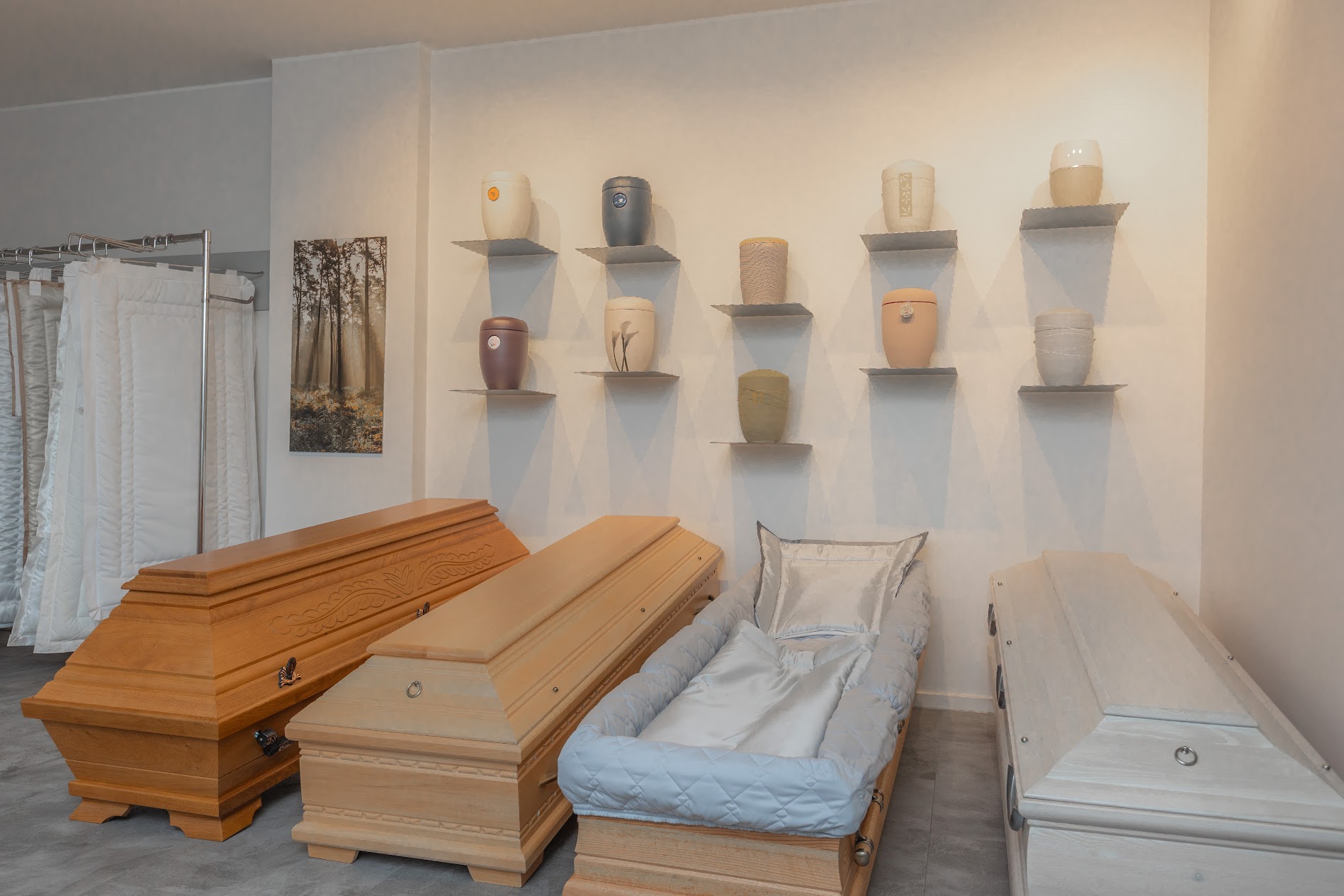 Sarg- und Urnenausstellung im Bestattungshaus